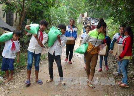 Học sinh nội trú tại huyện Lệ Thủy nhận quà cứu trợ của các tổ chức, đoàn thể.